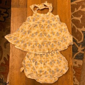 Babygirl two piece summer set in perfect conditions no stains or odors